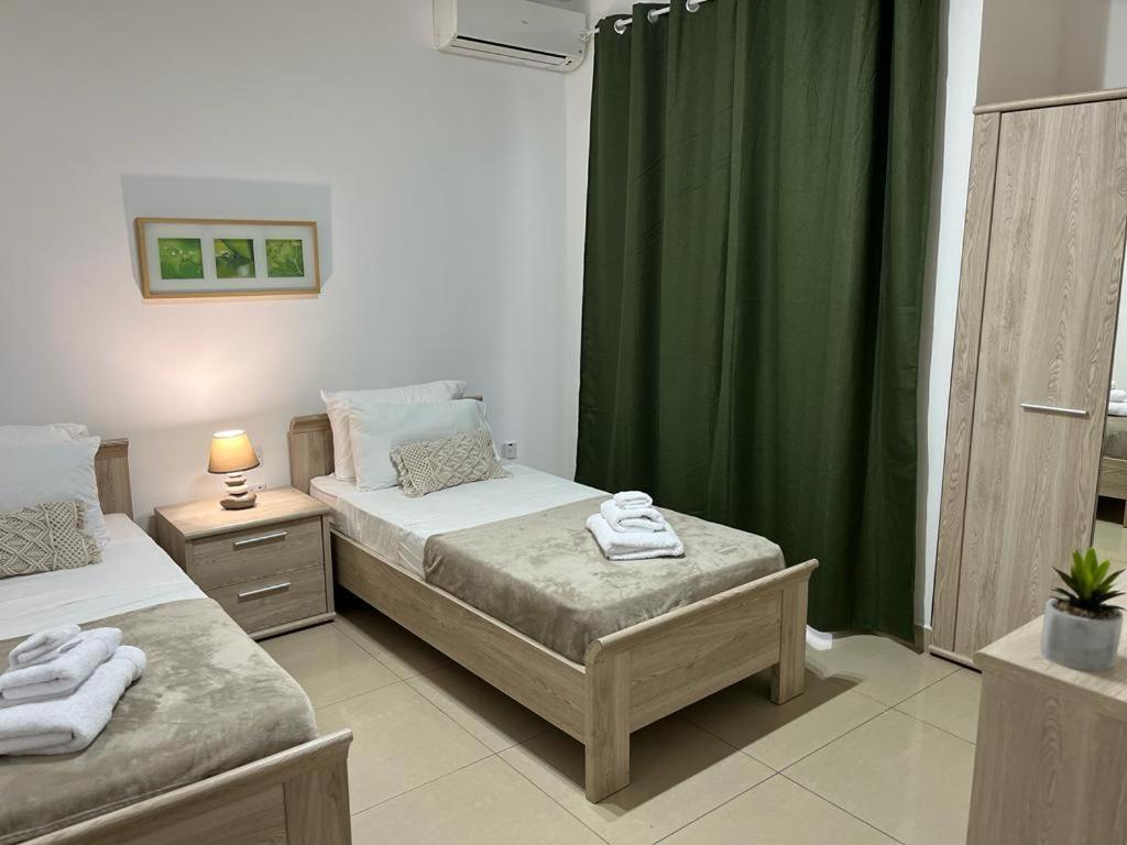 Crimson Court Apartment *